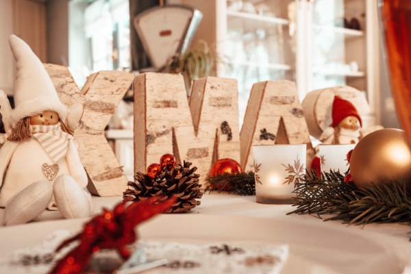 Kerstdecoratie met boom en figuren